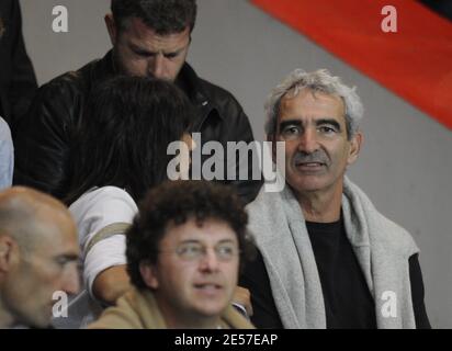 Frankreichs Trainer Raymond Domenech und seine zukünftige Frau Estelle Denis nehmen am 14. September 2008 am ersten französischen Fußballspiel Paris Saint-Germain gegen den FC Nantes in Paris, Frankreich, Teil. PSG gewann 1:0. Foto von Mehdi Taamallah/Cameleon/ABACAPRESS.COM Stockfoto