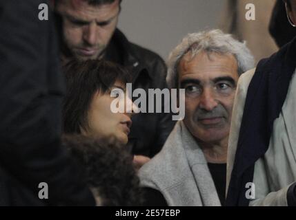 Frankreichs Trainer Raymond Domenech und seine zukünftige Frau Estelle Denis nehmen am 14. September 2008 am ersten französischen Fußballspiel Paris Saint-Germain gegen den FC Nantes in Paris, Frankreich, Teil. PSG gewann 1:0. Foto von Mehdi Taamallah/Cameleon/ABACAPRESS.COM Stockfoto