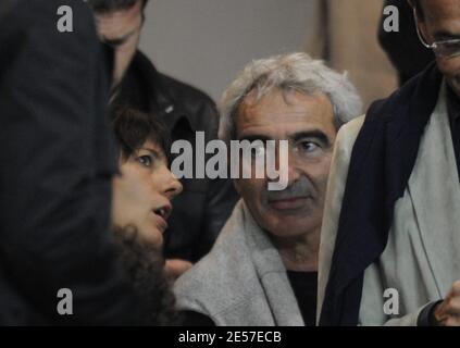 Frankreichs Trainer Raymond Domenech und seine zukünftige Frau Estelle Denis nehmen am 14. September 2008 am ersten französischen Fußballspiel Paris Saint-Germain gegen den FC Nantes in Paris, Frankreich, Teil. PSG gewann 1:0. Foto von Mehdi Taamallah/Cameleon/ABACAPRESS.COM Stockfoto