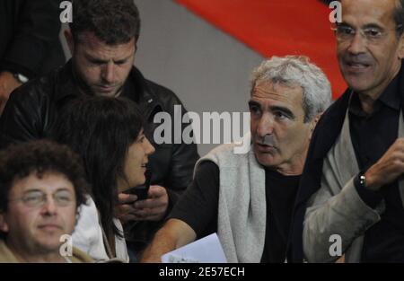 Frankreichs Trainer Raymond Domenech und seine zukünftige Frau Estelle Denis nehmen am 14. September 2008 am ersten französischen Fußballspiel Paris Saint-Germain gegen den FC Nantes in Paris, Frankreich, Teil. PSG gewann 1:0. Foto von Mehdi Taamallah/Cameleon/ABACAPRESS.COM Stockfoto