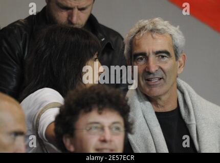 Frankreichs Trainer Raymond Domenech und seine zukünftige Frau Estelle Denis nehmen am 14. September 2008 am ersten französischen Fußballspiel Paris Saint-Germain gegen den FC Nantes in Paris, Frankreich, Teil. PSG gewann 1:0. Foto von Mehdi Taamallah/Cameleon/ABACAPRESS.COM Stockfoto