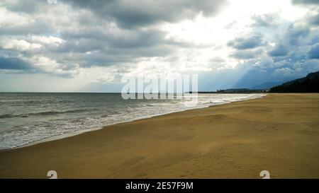 Wolken über dem Meer am wilden Strand, Freiheitsreisekonzept, bewölktes Wetter über dem Strand und Meer auf der Insel Stockfoto