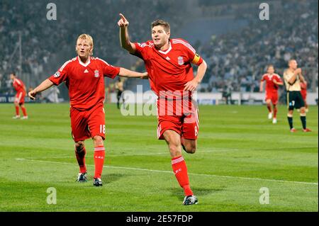 Steven Gerrard aus Liverpool feiert am 16. September 2008 im Velodrome-Stadion in Marseille, Frankreich, sein erstes Tor beim Fußballspiel der UEFA Champions League, Marseille gegen Liverpool. FC Liverpool gewann 2:1. Foto von Stephane Reix/ABACAPRESS.COM Stockfoto