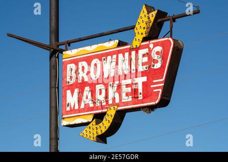 Urbana, Illinois - Vereinigte Staaten - 20. Januar 2020: Altes Neon Werbeschild im Sonnenlicht für ein Geschäft, das längst an Modernisierung verloren ist Stockfoto