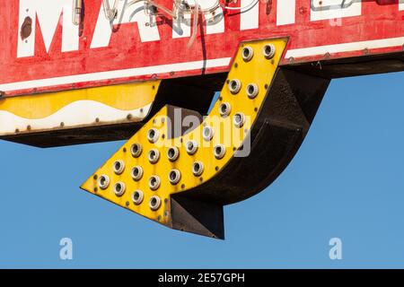 Pfeil Detail aus einem Vintage Neon Zeichen. Urbana, Illinois, USA. Stockfoto