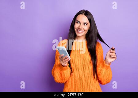 Foto von charmanten Person suchen leeren Raum Arm Finger spielen mit Haaren isoliert auf magenta Farbe Hintergrund. Stockfoto