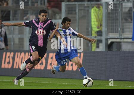 Bordeaux' Fernando Menegazzo und Grenoble's Bouchaib El Moubarki während des Fußballspieles der Ersten Liga, Grenoble Football 38 gegen Girondins de Bordeaux in Grenoble, Frankreich am 20. September 2008. Bordeaux gewann 1:0. Foto von Sylvain Frappat/Cameleon/ABACAPRESS.COM Stockfoto