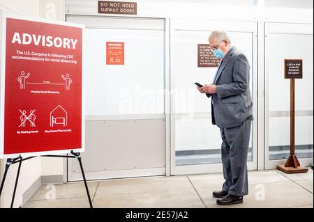 Senatsminderheitsführer Mitch McConnell (R-KY) in der Nähe der Senatsbahn am US-Kapitol. Stockfoto