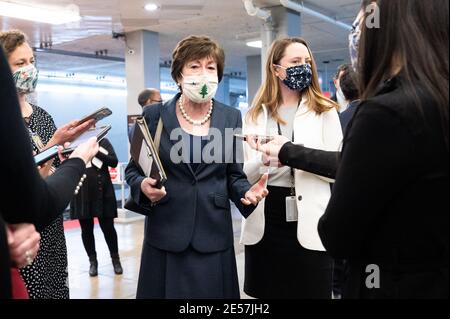 Senatorin Susan Collins (R-ME) im Gespräch mit Reportern in der Nähe der Senatsbahn im US-Kapitol. Stockfoto