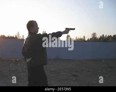 Das Bild aus einem Video mit dem Titel "You will die next" zeigt den Schüler Matti Juhani Saari, der am 23. September 2008 in einer Schule in Kauhajoki, Finnland, 10 Schüler bei Dreharbeiten getötet hat. Foto von Balkis Press/ABACAPRESS.COM Stockfoto