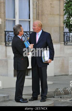 Der französische Juniorminister für Zusammenarbeit und Frankophonie Alain Joyandet und der Minister für Einwanderung, Integration, nationale Identität und unterstützende Entwicklung Brice Hortefeux verlassen am 26. September 2008 den ministerrat im Elysée-Palast in Paris. Foto von Mousse/ABACAPRESS.COM Stockfoto