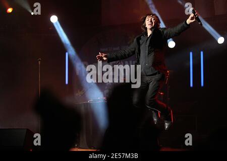 Sänger Cali tritt live auf der Bühne während eines "Meeting for Fraternity", das der ehemalige sozialistische Präsidentschaftskandidat Segolene Royal am 26. September 2008 in der Konzerthalle Zenith in Paris, Frankreich, moderierte. Foto von Photo by Axelle de Russe/ABACAPRESS.COM Stockfoto