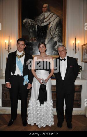 Marquis de Breteuil (R), Prinz Luis Alfonso de Bourbon, Herzog von Anjou und Ehefrau, Prinzessin Marie Marguerite, besuchen am 28. September 2008 im Rahmen des Europäischen Adelskongresses ein Abendessen im Schloss von Breteuil, Frankreich. Foto von Thierry Orban/ABACAPRESS.COM Stockfoto