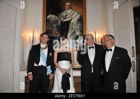 Marquis de Breteuil (R), Prinz Luis Alfonso de Bourbon, Herzog von Anjou und Ehefrau, Prinzessin Marie Marguerite, besuchen am 28. September 2008 im Rahmen des Europäischen Adelskongresses ein Abendessen im Schloss von Breteuil, Frankreich. Foto von Thierry Orban/ABACAPRESS.COM Stockfoto