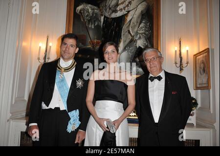 Marquis de Breteuil (R), Prinz Luis Alfonso de Bourbon, Herzog von Anjou und Ehefrau, Prinzessin Marie Marguerite, besuchen am 28. September 2008 im Rahmen des Europäischen Adelskongresses ein Abendessen im Schloss von Breteuil, Frankreich. Foto von Thierry Orban/ABACAPRESS.COM Stockfoto