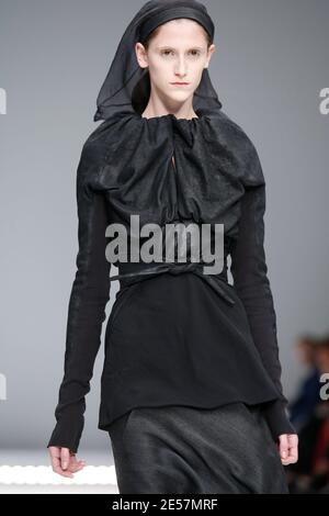 Ein Modell zeigt eine Kreation des US-Designers Rick Owens für seine Spring Summer 2009 Ready-to-Wear Kollektion Show in Paris, Frankreich am 28. September 2008. Foto von Alain Gil-Gonzalez/ABACAPRESS.COM Stockfoto