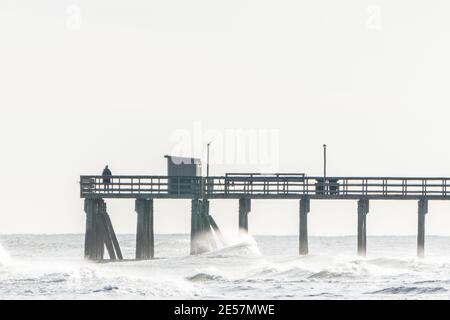 Eine Frau steht auf dem Pier mit Blick auf das Meer, Avalon, New Jersey Stockfoto