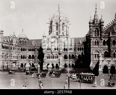 19. Jahrhundert Vintage-Foto: Chhatrapati Shivaji Terminusi auch bekannt unter seinem ehemaligen Namen Victoria Terminus ist ein historischer Terminal Bahnhof und UNESCO-Weltkulturerbe in Bombay, Mumbai, Maharashtra, Indien. Stockfoto