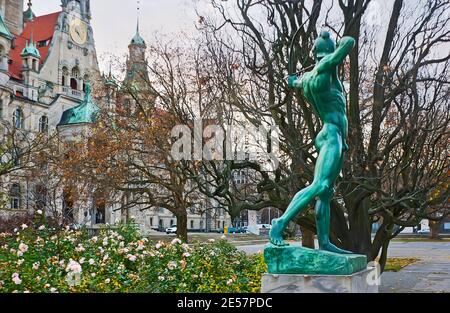 Die grüne Statue von Bogenschutze (Bogenschütze) vor dem Neuen Rathaus, Trammplatz, Hannover, Deutschland Stockfoto