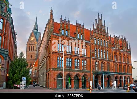 Die Fassade des Backsteingotik-Altstadtgebäudes, mit Blick auf den Uhrenturm der Marktkirche im Hintergrund, Hannover, Deutsch Stockfoto