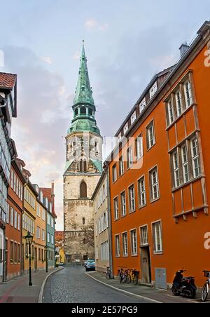 Der hohe Turm des Uhrturms der historischen Kreuzkirche, Kreuzstraße, Hannover, Deutschland Stockfoto