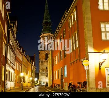 Die Abendbeleuchtung in der Kreuzstraße mit Blick auf den Uhrenturm der Kreuzkirche, Hannover, Deutschland Stockfoto