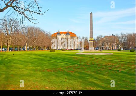 Der Obelisk inmitten der grünen Wiese des Lowenwall Parks, gelegen im Magniviertel in Braunschweig, Deutschland Stockfoto