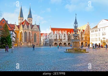 Altstadtmarkt mit Brunnen im gotischen Stil, St. Martini-Kirche und Altstadthaus Stockfoto