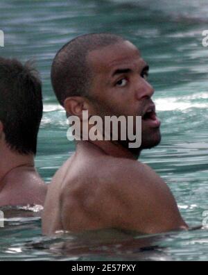 Exklusiv!! Der britische Sänger Craig David zeigt in Miami Beach, FL, seine neue Buff Body Hanging Pool Side. 01/01/07 [[ral]] Stockfoto