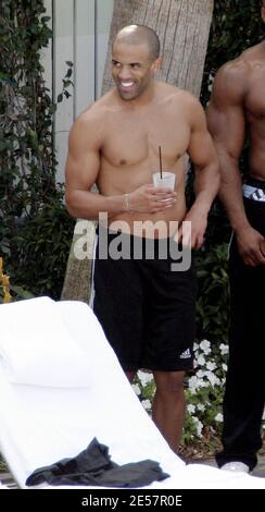 Exklusiv!! Der britische Sänger Craig David zeigt in Miami Beach, FL, seine neue Buff Body Hanging Pool Side. 01/01/07 [[ral]] Stockfoto