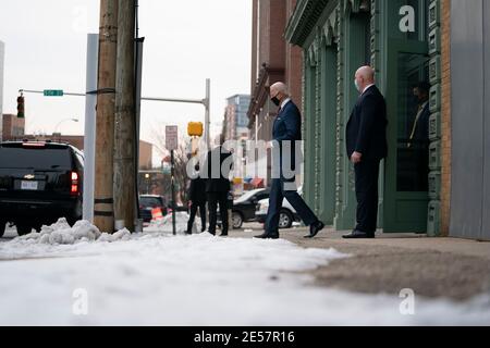 Wilmington, Delaware, USA. Dezember 2020. DER DESIGNIERTE US-Präsident Joe Biden verlässt das Haus, nachdem er am 19. Dezember 2020 im Queen Theatre in Wilmington, Delaware, bei einer Veranstaltung gesprochen hat, um wichtige Kabinettsnominierte und Mitglieder seines Klima-Teams vorzustellen. Quelle: Alex Edelman/ZUMA Wire/Alamy Live News Stockfoto