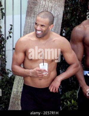 Exklusiv!! Der britische Sänger Craig David zeigt in Miami Beach, FL, seine neue Buff Body Hanging Pool Side. 01/01/07 [[ral]] Stockfoto