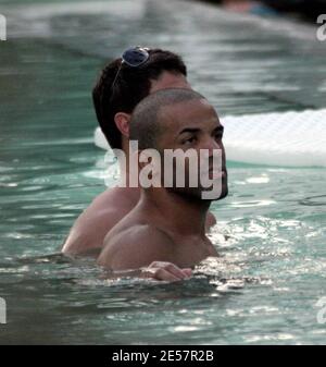 Exklusiv!! Der britische Sänger Craig David zeigt in Miami Beach, FL, seine neue Buff Body Hanging Pool Side. 01/01/07 [[ral]] Stockfoto