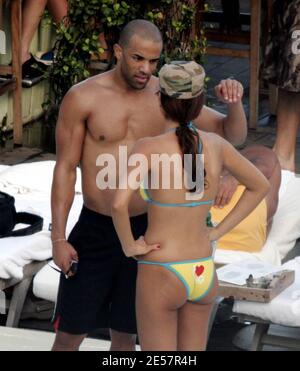 Exklusiv!! Der britische Sänger Craig David zeigt in Miami Beach, FL, seine neue Buff Body Hanging Pool Side. 01/01/07 [[ral]] Stockfoto