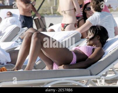 Waterbabe Keisha Buchanan genießt einen Tag am Strand in Miami, FL mit einer Gruppe von Freunden. Die Sängerin der Sugababe sah hübsch in Rosa aus, als sie im Wasser schaukelte und in der Sonne faulenzte. 01/03/07 [[rac ral]] Stockfoto