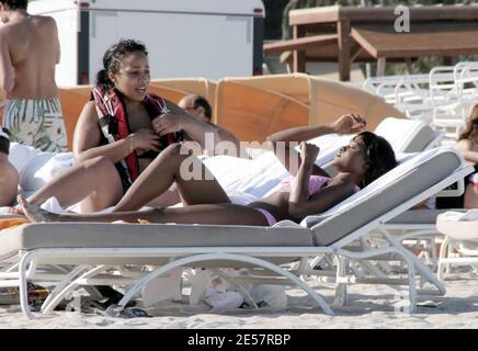 Waterbabe Keisha Buchanan genießt einen Tag am Strand in Miami, FL mit einer Gruppe von Freunden. Die Sängerin der Sugababe sah hübsch in Rosa aus, als sie im Wasser schaukelte und in der Sonne faulenzte. 01/03/07 [[rac ral]] Stockfoto