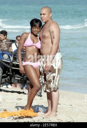 Waterbabe Keisha Buchanan genießt einen Tag am Strand in Miami, FL mit einer Gruppe von Freunden. Die Sängerin der Sugababe sah hübsch in Rosa aus, als sie im Wasser schaukelte und in der Sonne faulenzte. 01/03/07 [[rac ral]] Stockfoto