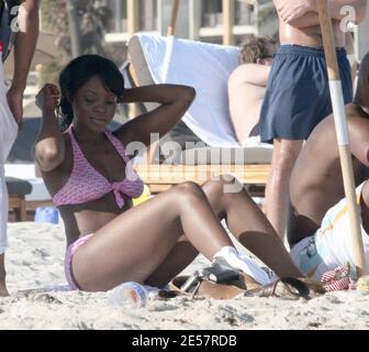 Waterbabe Keisha Buchanan genießt einen Tag am Strand in Miami, FL mit einer Gruppe von Freunden. Die Sängerin der Sugababe sah hübsch in Rosa aus, als sie im Wasser schaukelte und in der Sonne faulenzte. 01/03/07 [[rac ral]] Stockfoto