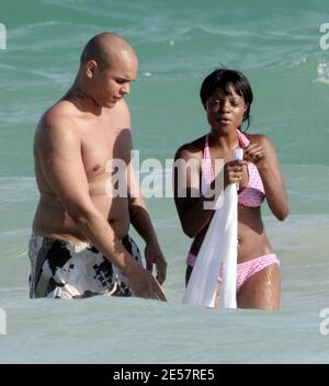 Waterbabe Keisha Buchanan genießt einen Tag am Strand in Miami, FL mit einer Gruppe von Freunden. Die Sängerin der Sugababe sah hübsch in Rosa aus, als sie im Wasser schaukelte und in der Sonne faulenzte. 01/03/07 [[rac ral]] Stockfoto