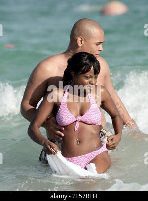 Waterbabe Keisha Buchanan genießt einen Tag am Strand in Miami, FL mit einer Gruppe von Freunden. Die Sängerin der Sugababe sah hübsch in Rosa aus, als sie im Wasser schaukelte und in der Sonne faulenzte. 01/03/07 [[rac ral]] Stockfoto