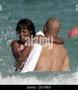 Waterbabe Keisha Buchanan genießt einen Tag am Strand in Miami, FL mit einer Gruppe von Freunden. Die Sängerin der Sugababe sah hübsch in Rosa aus, als sie im Wasser schaukelte und in der Sonne faulenzte. 01/03/07 [[rac ral]] Stockfoto