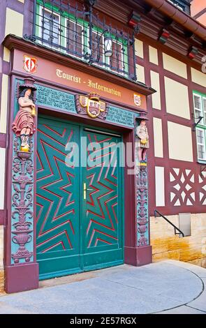 WERNIGERODE, DEUTSCHLAND - 23. NOVEMBER 2012: Die kunstvolle Holztür mit geschnitztem Rahmen im Gebäude der Tourist-Info, neben dem Rathaus gelegen (zu Stockfoto