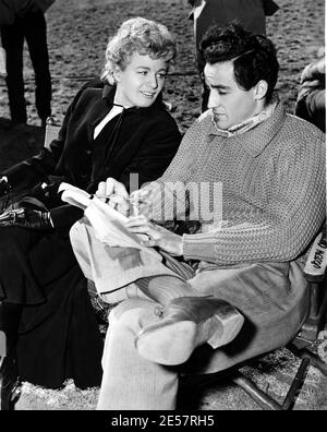 1951 c., USA : die Filmschauspielerin SHELLEY WINTERS ( 1922 - 2006 ) , mit seinem Hausband , der gefeierte italienische Bühne und Filmschauspieler VITTORIO GASSMAN ( 1922 - 2000 ) am Set des Films UNGEZÄHMTE GRENZE ( 1952 ) von Hugo Fregonese , Foto von Universal International Studios - KINO - FILM - Lächeln - sorriso -bonldie - capelli biondi - bionda - blonde Haare - Profil - profilo - Candid Still - Trikot - maglione di lana - Wolle ---- Archivio GBB Stockfoto