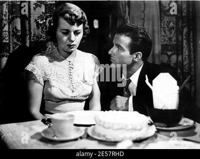 1951. : Die Filmschauspielerin SHELLEY ÜBERWINTERT ( 1922 - 2006 ) mit MONTGOMERY CLIFT (1920 - 1966 ) an EINEM PLATZ IN DER SONNE ( UN posto al Sole - Una tragedia americana ) von George Stevens aus einem Roman von Theodore dreiser und dem Stück von Patrick Kearney . Shelley Winters war die erste Frau des italienischen Bühnen- und Filmschauspielers VITTORIO GASSMAN , Foto von Paramount Pictures Studios - KINO - FILM - blondie - capelli biondi - bionda - blonde Hair - profilo - Profil ---- ARCHIVIO GBB Stockfoto