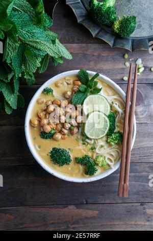 Laksa Nudelsuppe mit Kürbis und Brokkoli, thai-würzige Suppe Stockfoto