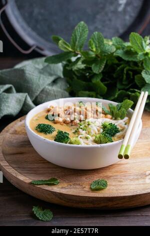 Laksa Nudelsuppe mit Kürbis und Brokkoli, thai-würzige Suppe Stockfoto