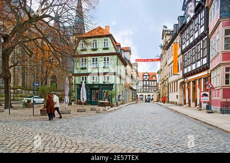 QUEDLINBURG, DEUTSCHLAND - 22. NOVEMBER 2012: Das Stadtbild mit farbigen Fachwerkhäusern, Restaurants und Blick auf die Kornmarktstraße, am 22. November Stockfoto