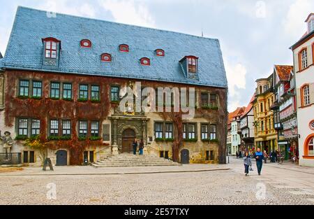 Die Fassade des mittelalterlichen Steingebäudes des Rathauses von Quedlinburg, am Markt (Marktplatz), Harz, Deutschland Stockfoto