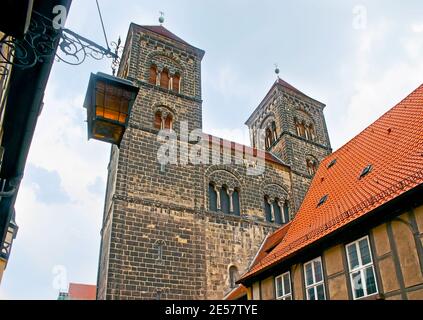 Die Türme der monumentalen romanischen Basilika, St. Servatius Stiftskirche, befindet sich auf dem Schlossberg von Quedlinburg, Harz, Deutsch Stockfoto