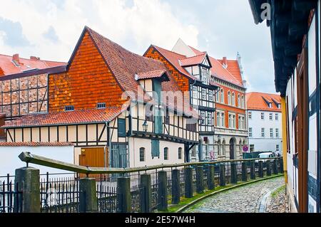 Der Mühlgraben fließt entlang der mittelalterlichen Häuser des Wortviertels in Quedlinburg, Harz Stockfoto